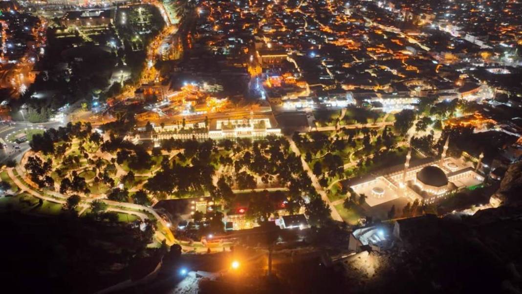Gündüz sıcağından kaçan kültür meraklıları tarihi alanları gece serinliğinde görme fırsatı yakalıyor 8